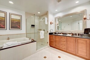 Suite monolocale Luxury, angolo cottura, vista città | Bagno | Set di cortesia gratuito, asciugamani, sapone, shampoo