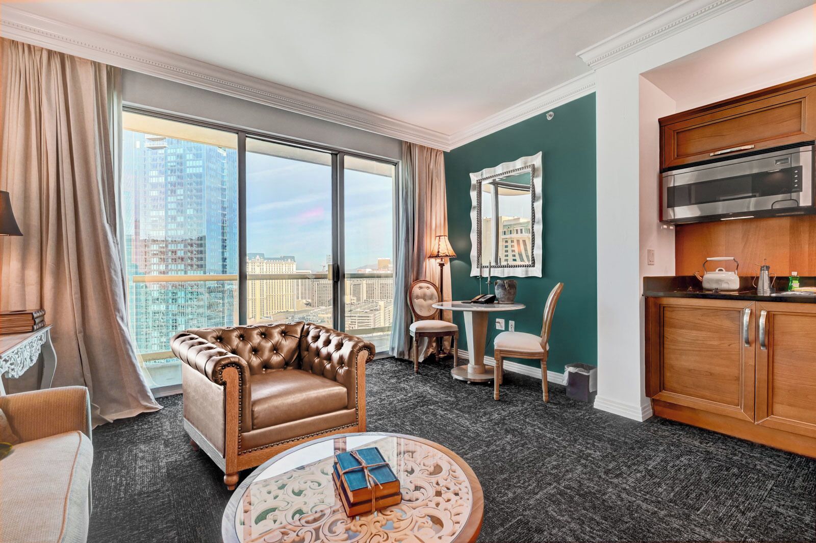 Luxury Studio Suite, Kitchenette, City View | Living area