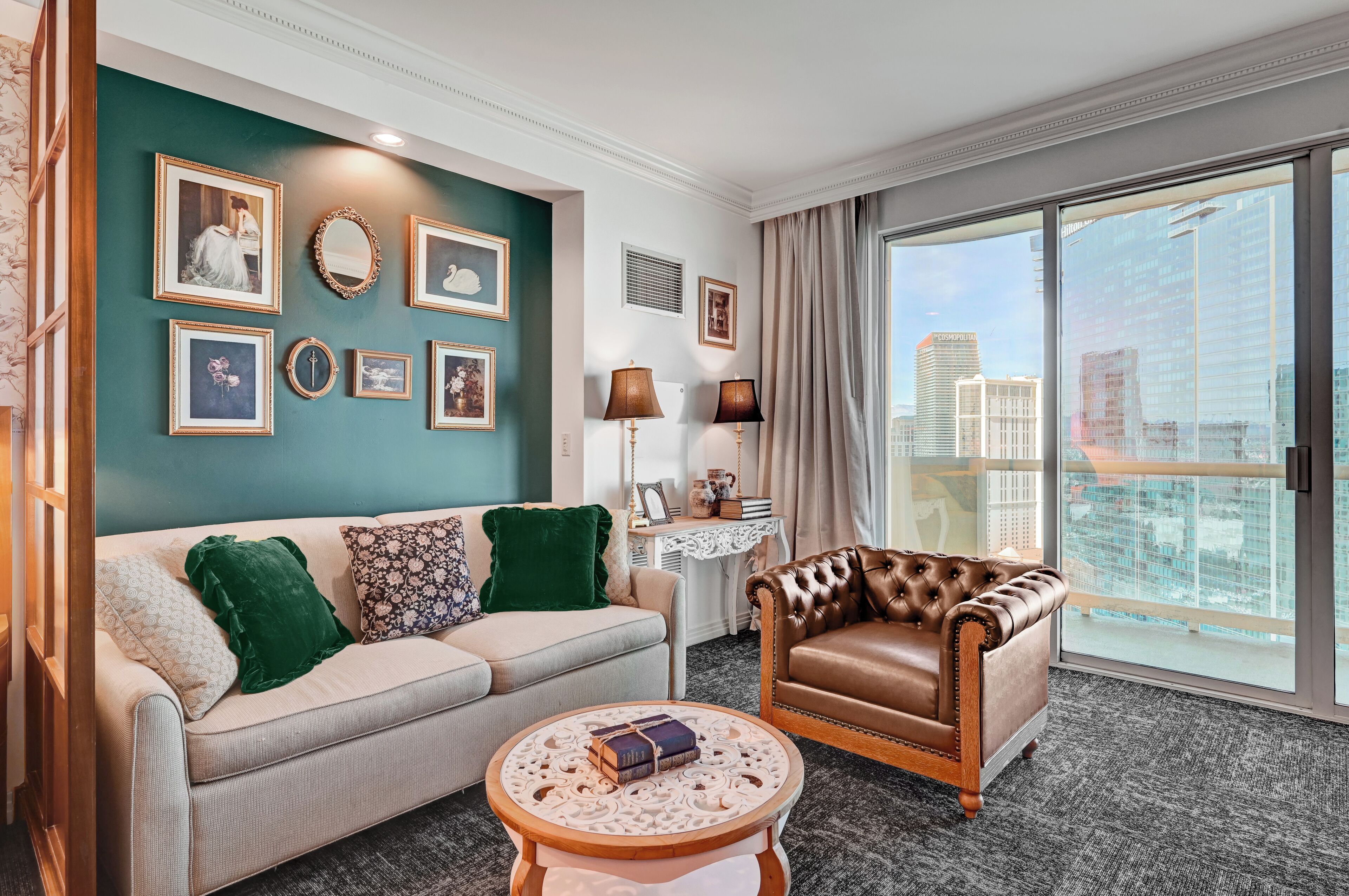 Luxury Studio Suite, Kitchenette, City View | Living area