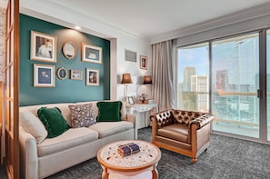 ห้องลักซ์ชัวรี่สตูดิโอสวีท, ห้องครัวขนาดเล็ก, วิวเมือง | บริเวณนั่งเล่น