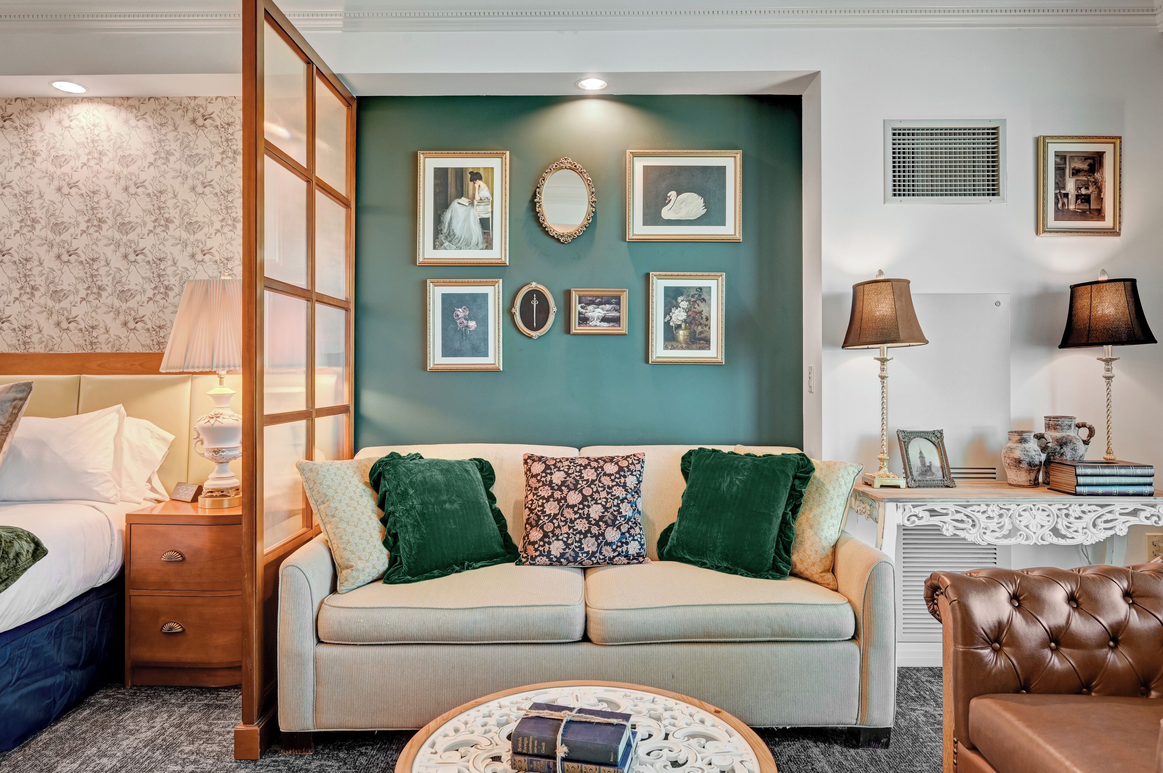 Luxury Studio Suite, Kitchenette, City View | Living area