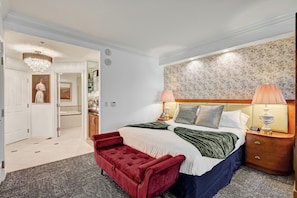 Luxe studio suite, kitchenette, uitzicht op de stad | Een kluis op de kamer, verduisterende gordijnen