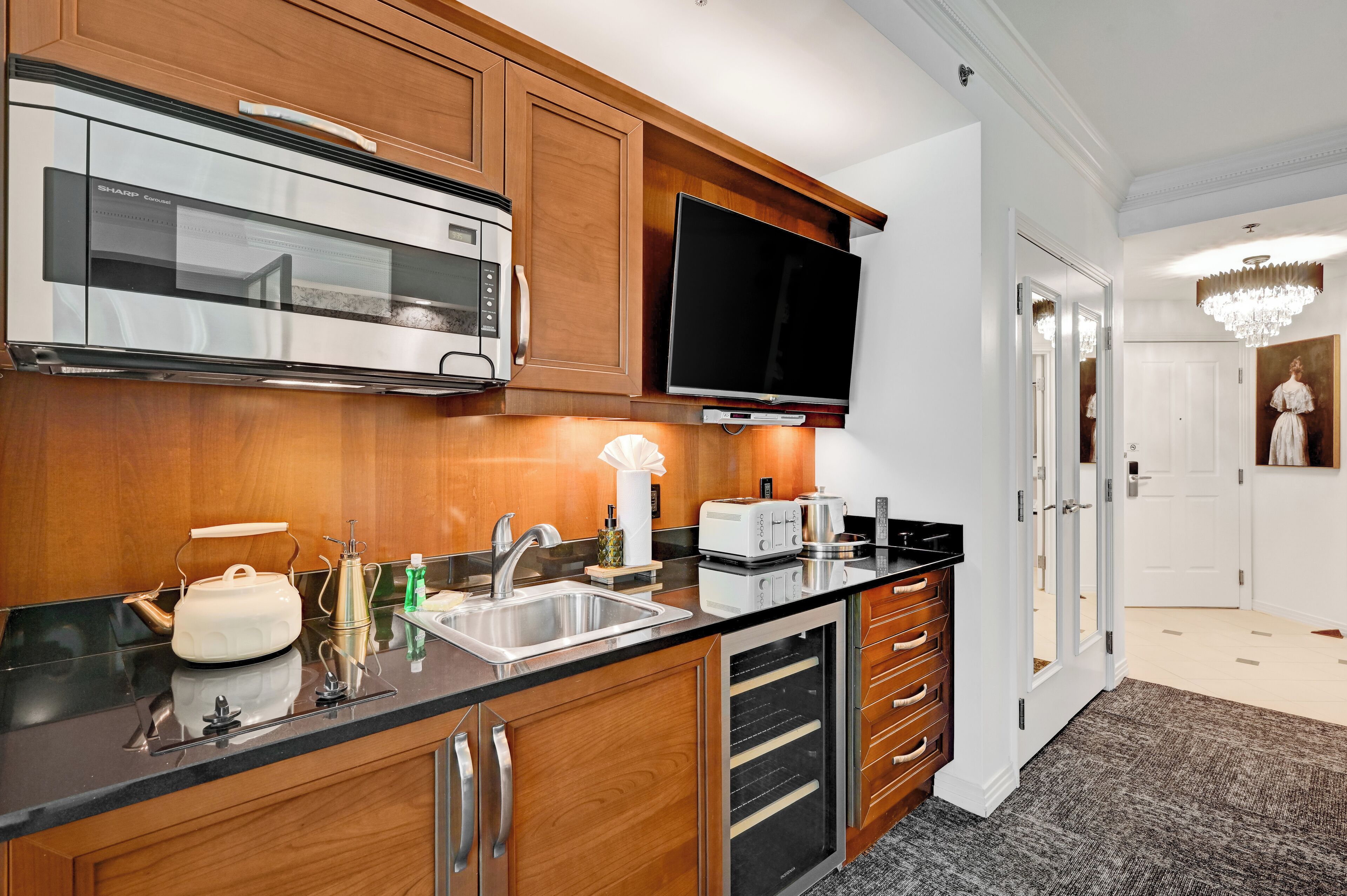 Luksusstudiosviitti, keittotila, kaupunkinäköala | Yksityinen keittiö | Minijääkaappi, mikroaaltouuni, liesi