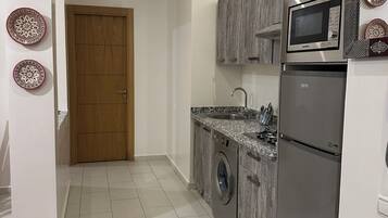 Kühlschrank, Mikrowelle, Wasserkocher mit Kaffee-/Teezubehör, Esstisch