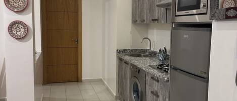 Kjøleskap, mikrobølgeovn, kaffetrakter/tekoker og spisebord