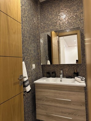 Assecador de cabells, tovalloles, sabó i paper higiènic