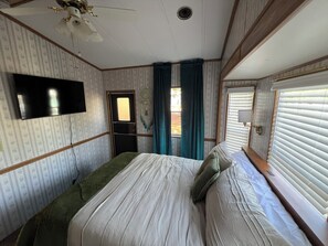 WiFi, bed sheets - Cozy 1-bedroom Tiny House in the Trees! (Seneca)