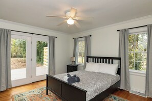Iron/ironing board, WiFi, bed sheets - Oak City Craftsman|Dog-Friendly w/ Gourmet Kitchen (Raleigh)