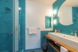 Shower, hair dryer, towels - Oak City Craftsman|Dog-Friendly w/ Gourmet Kitchen (Raleigh)