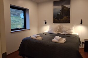 4 slaapkamers, een strijkplank/strijkijzer, reisbedje, gratis wifi