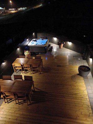 Outdoor dining - Comfortable Suðuroy apartment - ideal for families and groups (Øravíkarlíð)