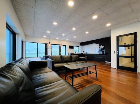 Smart TV, books. Penthouse by Krambatangi – modern comfort with space for the whole family