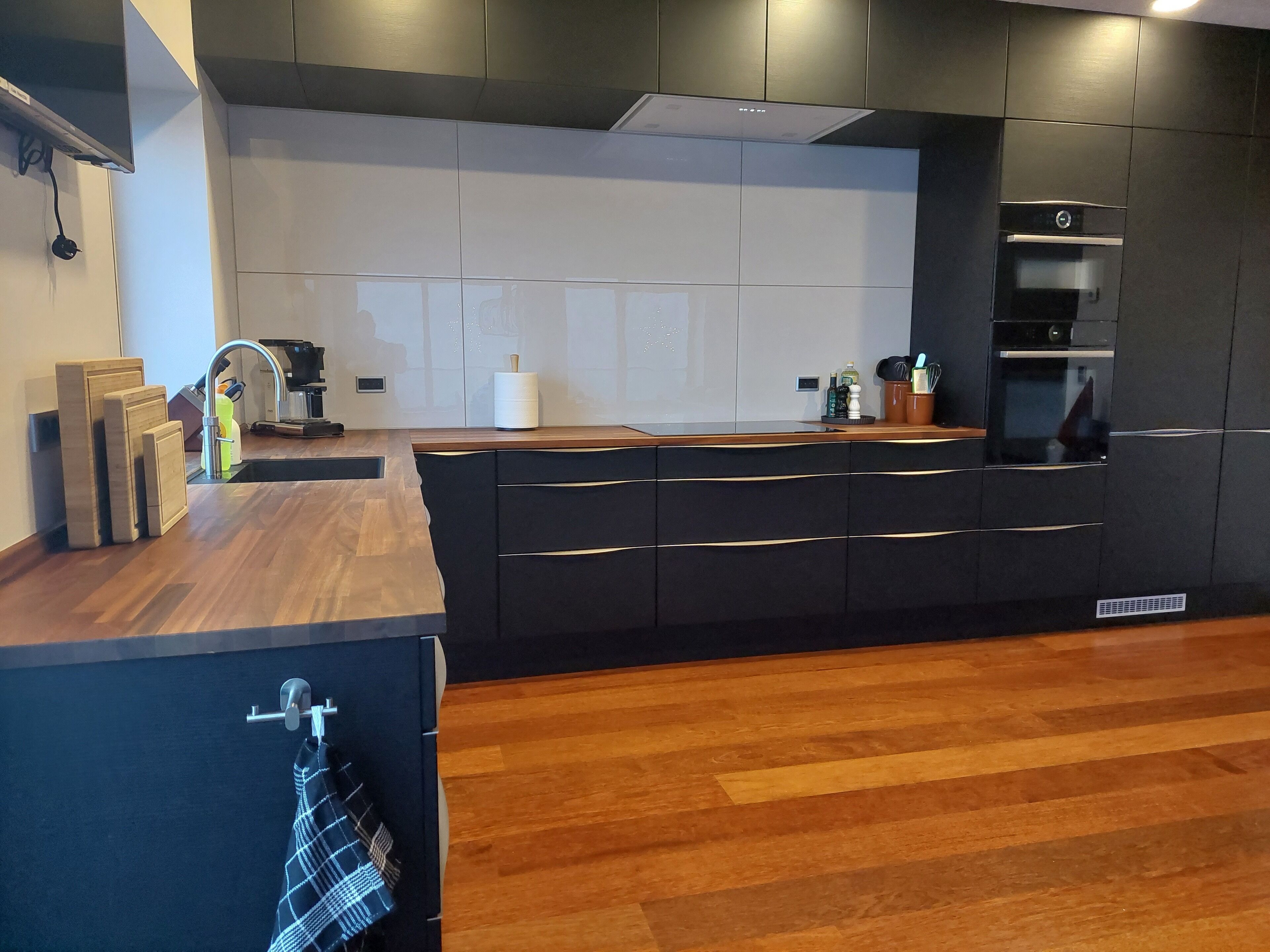 Mikrovågsugn, ugn, spishäll och diskmaskin