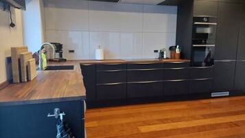 Mikrovågsugn, ugn, spishäll och diskmaskin