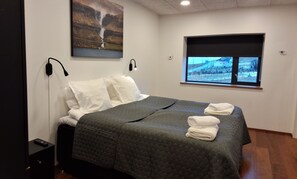 4 quartos, ferros/tábuas de passar roupa, berço de viagem