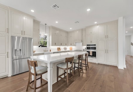 Fridge, microwave, oven, stovetop. Aggie Park, new, custom 4 Bed 4.5 Ba, 8 min park lined walk to Kyle Field