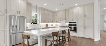Aggie Park, new, custom 4 Bed 4.5 Ba, 8 min park lined walk to Kyle Field