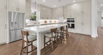Aggie Park, new, custom 4 Bed 4.5 Ba, 8 min park lined walk to Kyle Field