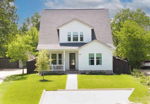 Aggie Park, new, custom 4 Bed 4.5 Ba, 8 min park lined walk to Kyle Field