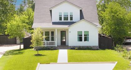 Aggie Park, new, custom 4 Bed 4.5 Ba, 8 min park lined walk to Kyle Field