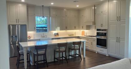 Aggie Park, new, custom 4 Bed 4.5 Ba, 8 min park lined walk to Kyle Field