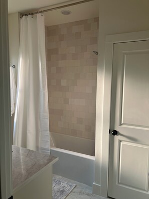 Secador de pelo, toallas, jabón y champú