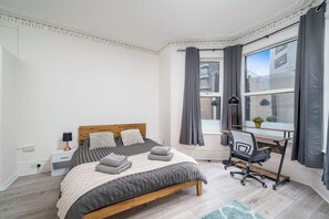 Iron/ironing board, Internet, bed sheets - Family-Friendly 2BR | London N22 close Underground Station 3mins walk | Sleeps 6 (London)
