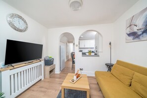 Living area - Family-Friendly 2BR | London N22 close Underground Station 3mins walk | Sleeps 6 (London)