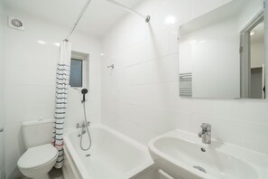 Shower, hair dryer, towels, soap - Family-Friendly 2BR | London N22 close Underground Station 3mins walk | Sleeps 6 (London)