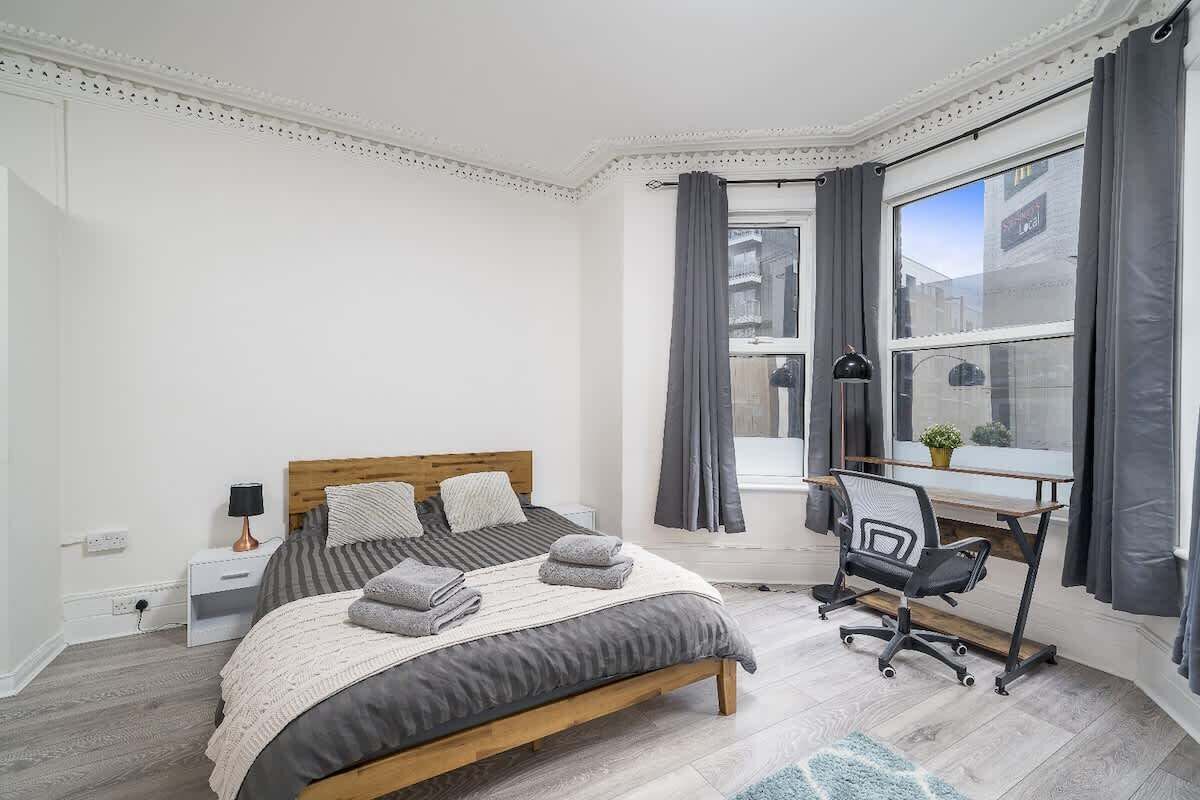 2 habitaciones, tabla de planchar con plancha, cuna de viaje y wifi 