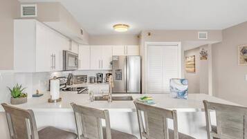 Køleskab, mikrobølgeovn, ovn, kogeplade