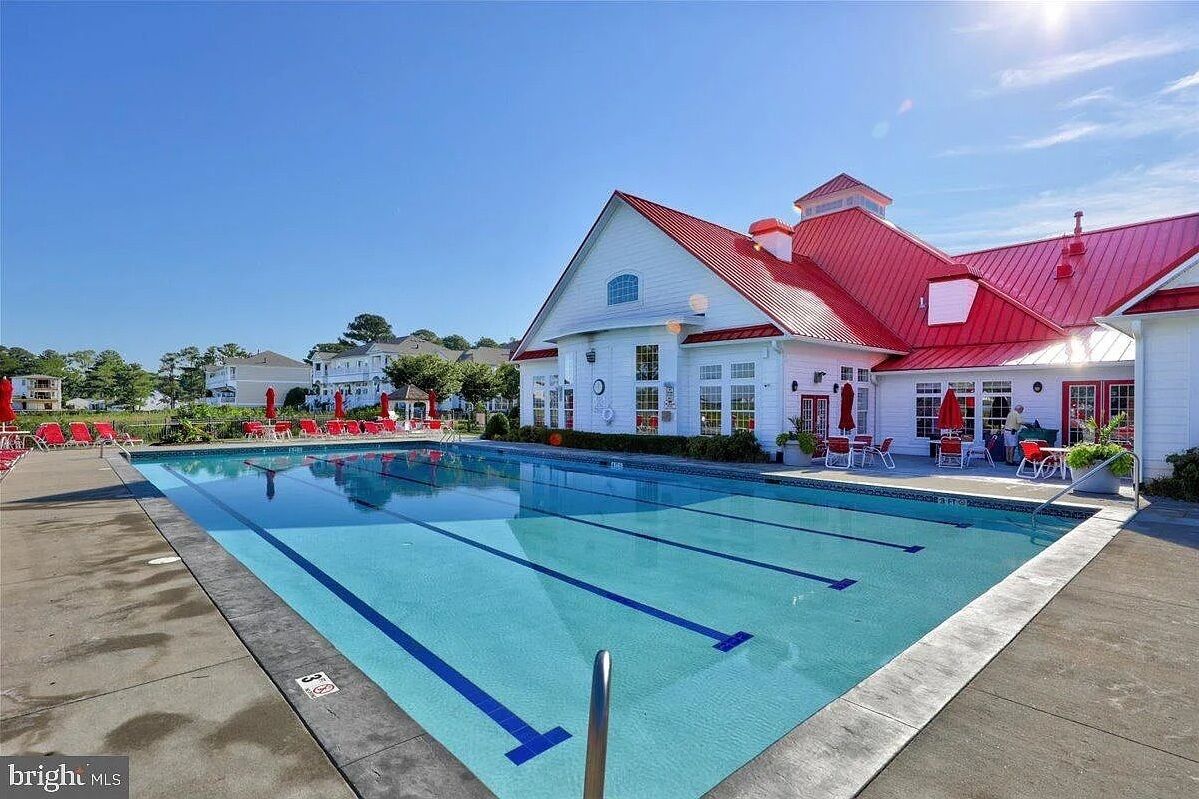 Una piscina cubierta, una piscina al aire libre
