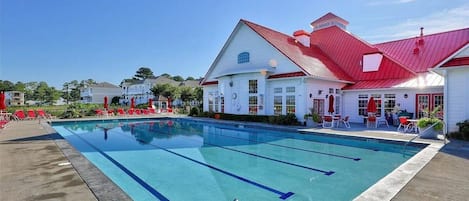 Alberca techada y alberca al aire libre