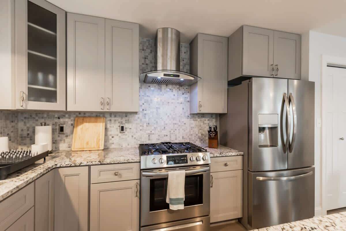 Fridge, oven, stovetop, coffee/tea maker