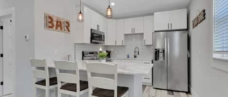 Refrigerador, microondas, horno, placa de cocina