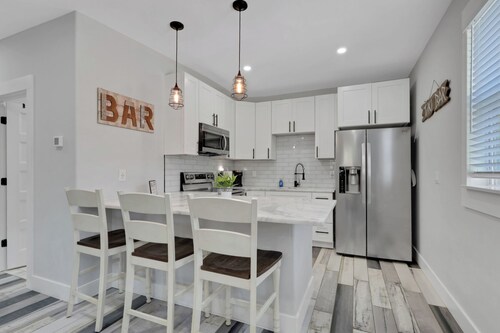 Beautiful Guest house with Pickleball Court on 5 acre estate