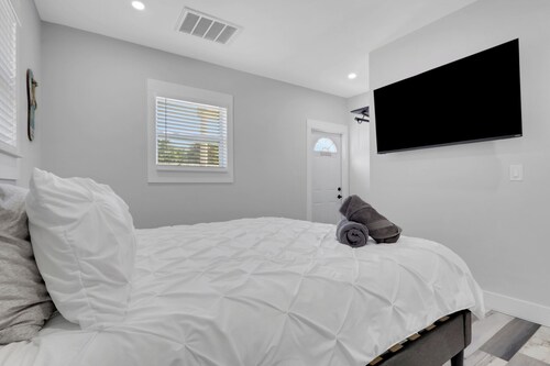 Beautiful Guest house with Pickleball Court on 5 acre estate