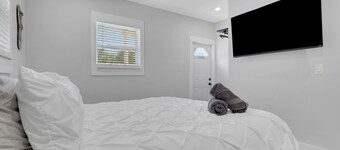 Beautiful Guest house with Pickleball Court on 5 acre estate