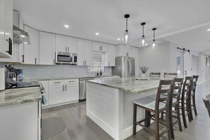 Kjøleskap, mikrobølgeovn, ovn og kokeplater