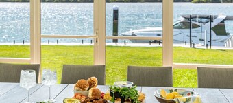 Dolphin View - Elegant Waterfront Haven - Holiday Yamba