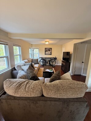 Smart TV - Perfect 2-bedroom house with lake views and sunsets. Short walk to Driftwood Pub (Walled Lake)