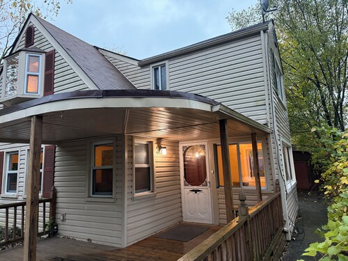 Perfect 2-bedroom house with lake views and sunsets. Short walk to Driftwood Pub