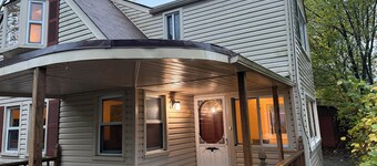 Perfect 2-bedroom house with lake views and sunsets. Short walk to Driftwood Pub