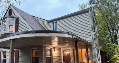 Perfect 2-bedroom house with lake views and sunsets. Short walk to Driftwood Pub