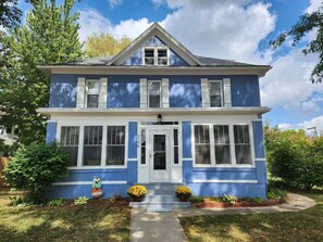 Exterior - Beautiful 4 bedroom home. Close to Downtown, Devil's Lake, and the Dells (Baraboo)