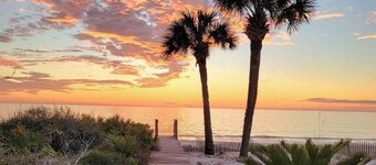 Beautiful open concept cottage,short walk to the bay or downtown..great location