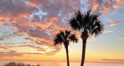 Beautiful open concept cottage,short walk to the bay or downtown..great location