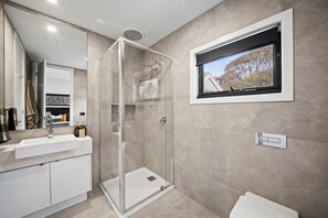 Shower, towels, soap, toilet paper - Alpine Vision Chalet (Dinner Plain)