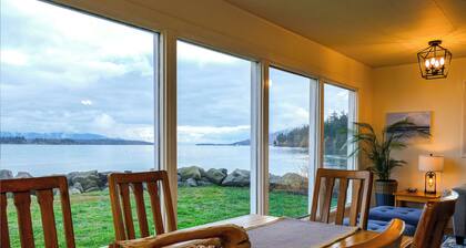 Fabulous 3-Bedroom Waterfront Home on Charming Lummi Island Awaits You