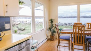 Dining - Fabulous 3-Bedroom Waterfront Home on Charming Lummi Island Awaits You (Lummi Island)